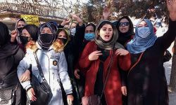 بعد منعهنّ من حق التعلم، طالبان تمنع الأفغانيات من العمل.